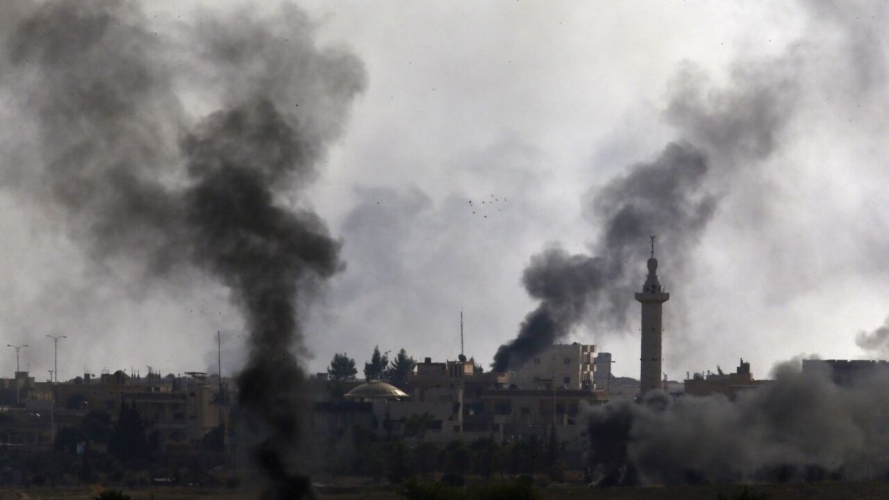 Počuť výbuchy, hlásia reportéri. Zo Sýrie ušli už desaťtisíce ľudí
