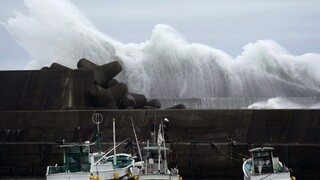 K Japonsku sa blíži silný tajfún, zrušili vlakové a letecké spoje
