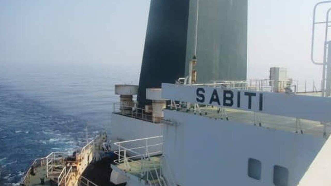 Náš tanker zasiahli rakety, tvrdí Irán. Do mora unikla ropa