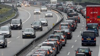 Dopravu v piatok skomplikovala nehoda na D1 i rozsypané palety