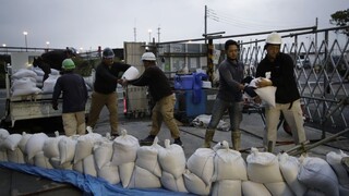 Tajfún Hagibis mieri k Japonsku, ľudia si pripravujú zásoby jedla