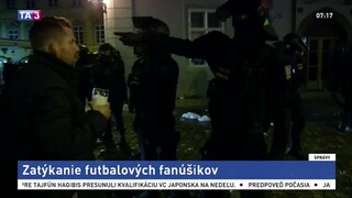Pred futbalom v Prahe vyvádzali chuligáni, útočili aj na políciu