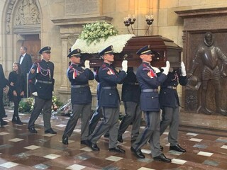 S Gottom sa rozlúčili rodina a osobnosti, rakvu sprevádzal dav ľudí