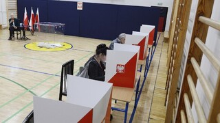 Poľsko si volí nový parlament, favoritom je strana Právo a spravodlivosť