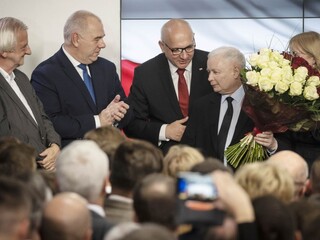Je to oficiálne. V poľských voľbách triumfovala vládna strana