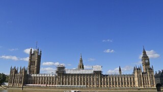 Britský parlament čaká kľúčové zasadnutie, otvorí ho kráľovná