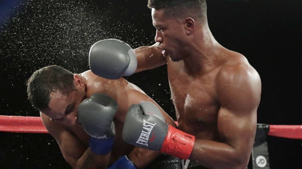 Extrémne tvrdý zápas. Boxer po knokaute bojuje o život