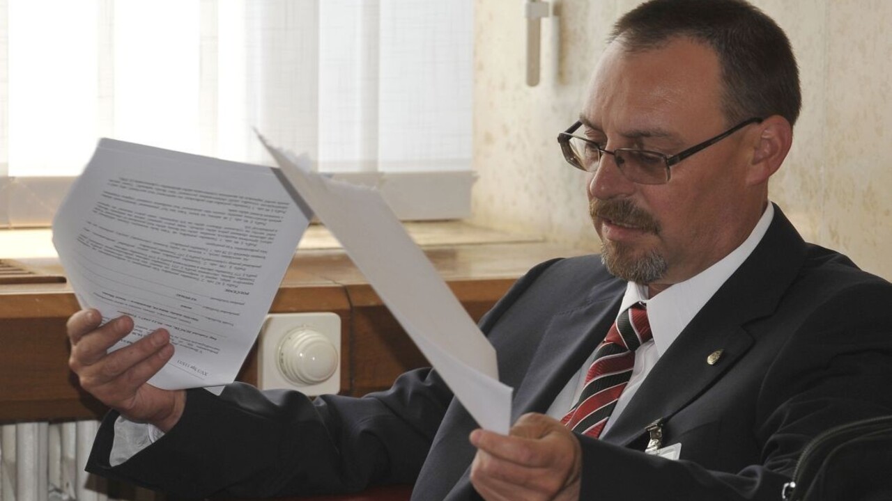 Trnku vyzvali, aby sa vzdal funkcie a GP, aby sa prestal skrývať