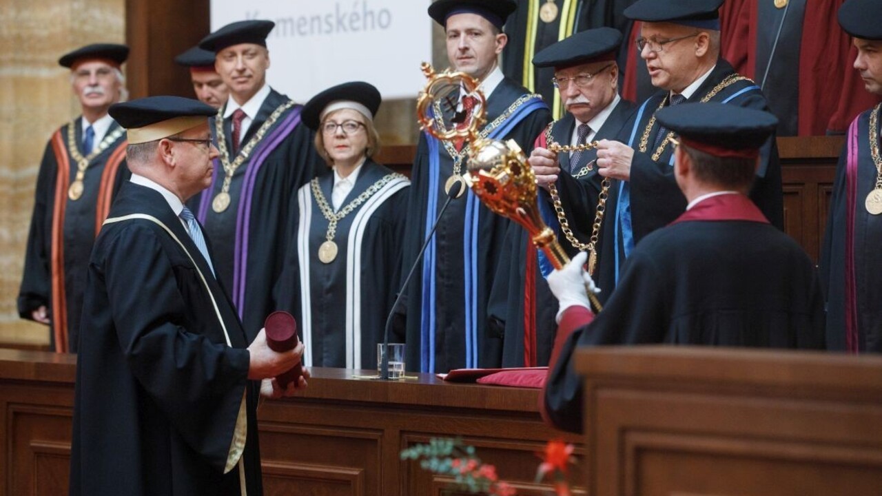 Fotogaléria: Monacké knieža navštívilo Bratislavu, dostalo doktorát