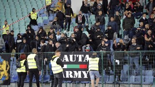 Veľký debakel Bulharov, pre rasizmus fanúšikov prerušili zápas