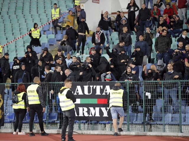 Veľký debakel Bulharov, pre rasizmus fanúšikov prerušili zápas