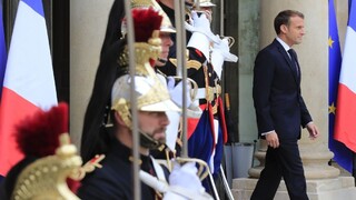 Macronovu reformu schválil parlament, mení umelé oplodnenie