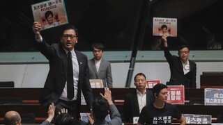Poslanci útočili na správkyňu Hongkongu, musela ukončiť prejav