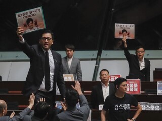 Poslanci útočili na správkyňu Hongkongu, musela ukončiť prejav