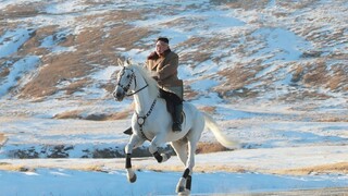 Kim prišiel na bielom koni a cválal na ňom po posvätnej hore