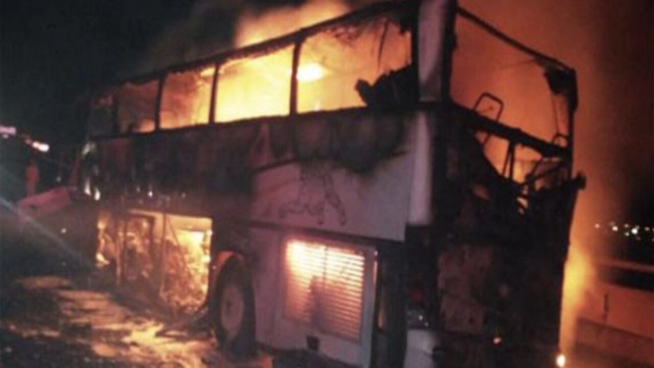 Tragickú zrážku autobusu s nákladiakom neprežili desiatky pútnikov