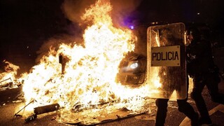 Horiace autá i násilie. Nočná Barcelona sa zmenila na bojisko