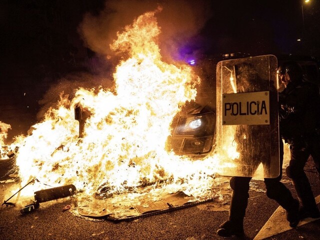 Horiace autá i násilie. Nočná Barcelona sa zmenila na bojisko