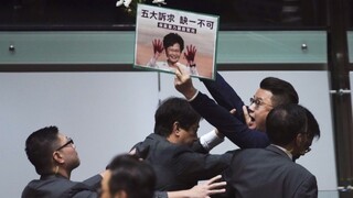 Aktivistu zbili kladivami, problém mala v parlamente i správkyňa