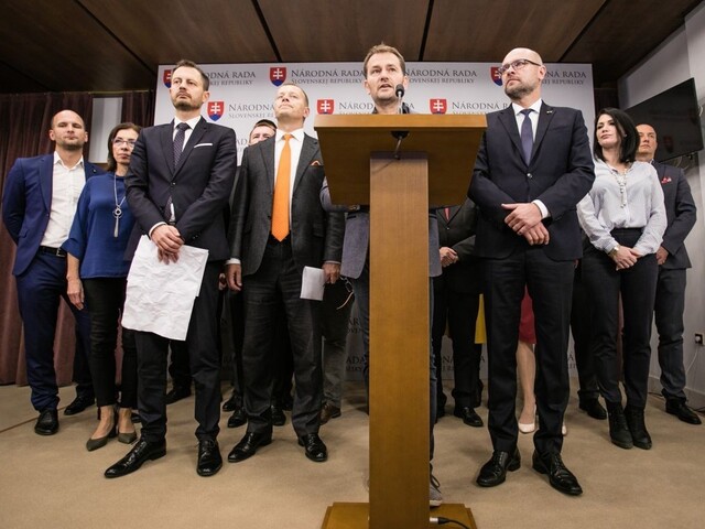 Očistime štát. Opozícia vyzvala premiéra, aby zvolal okrúhly stôl