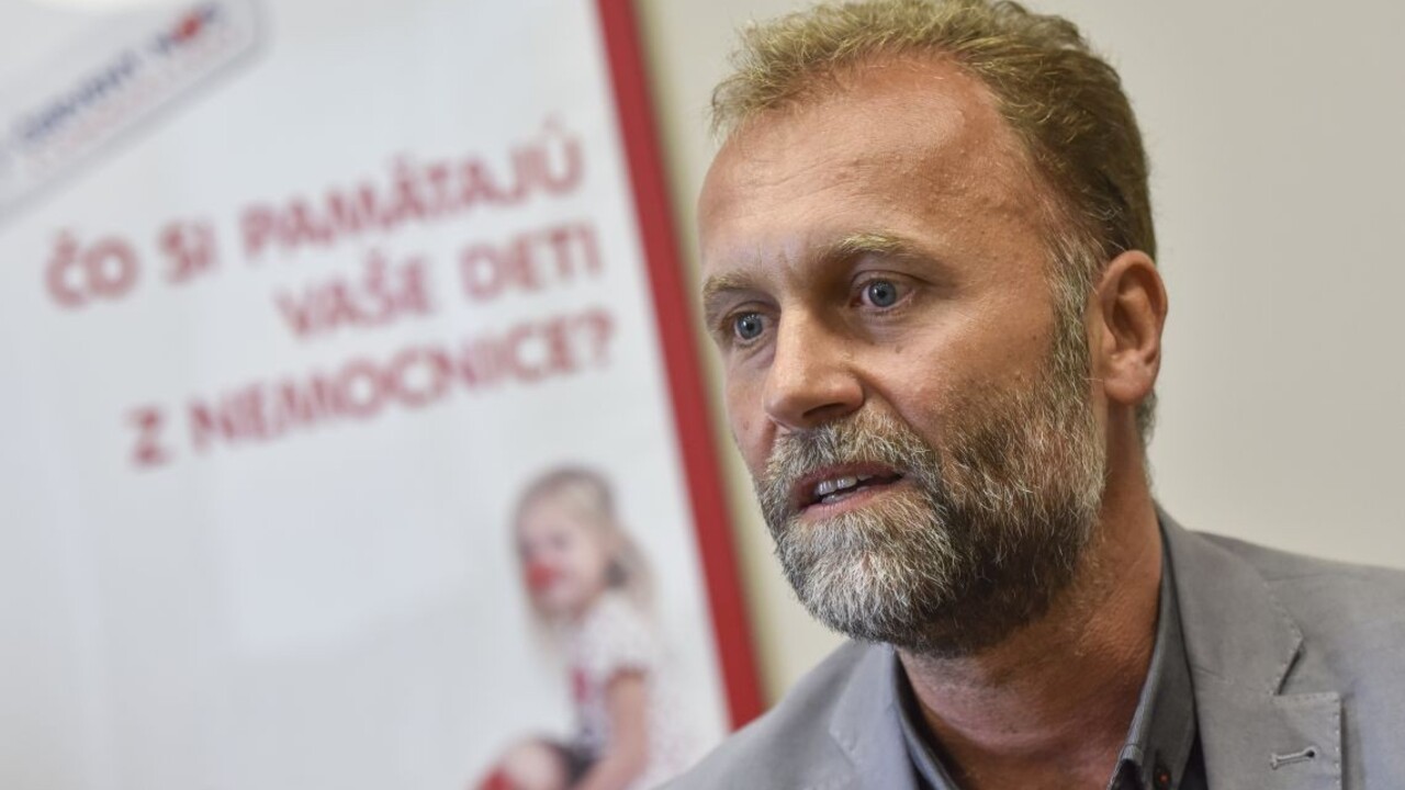 Šéf NÚDCH zostáva vo funkcii aj po medializovanom spore