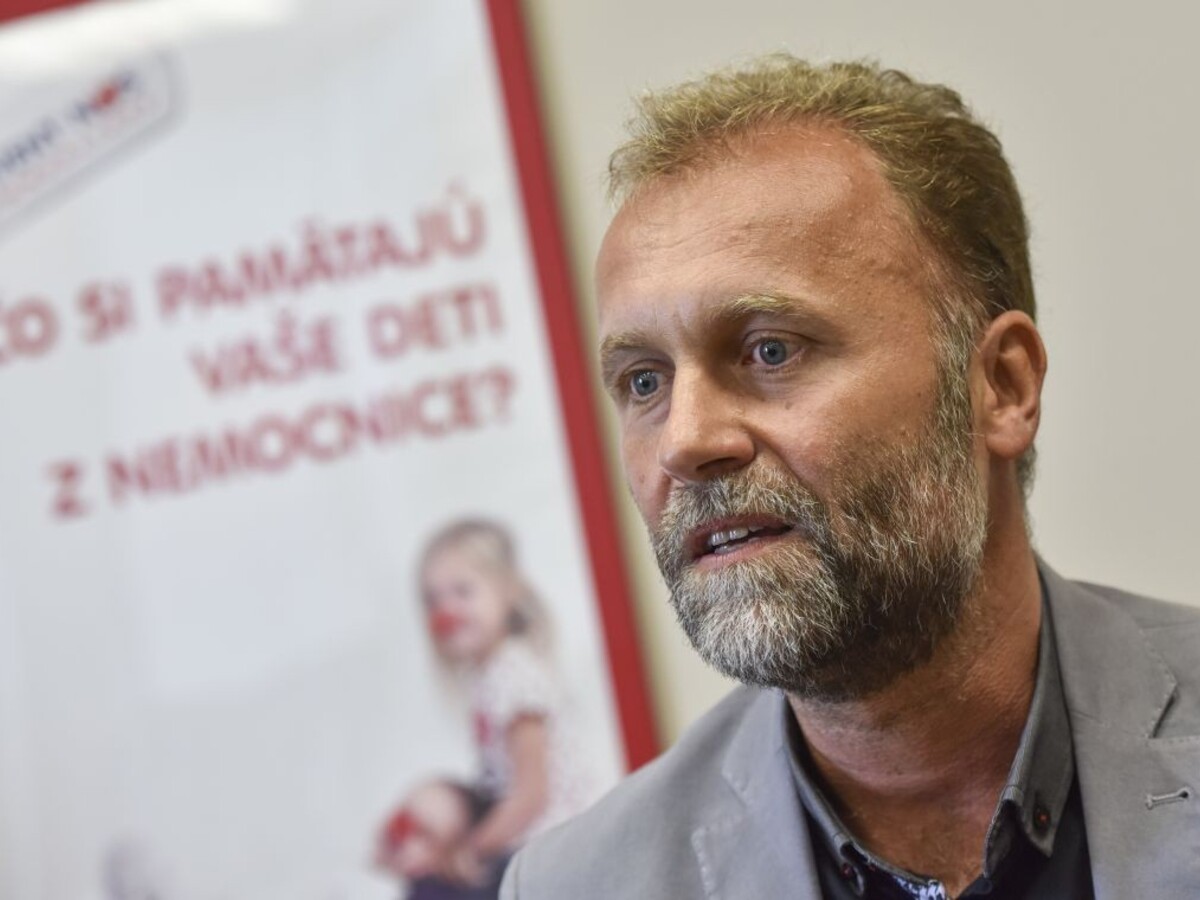 Šéf NÚDCH zostáva vo funkcii aj po medializovanom spore