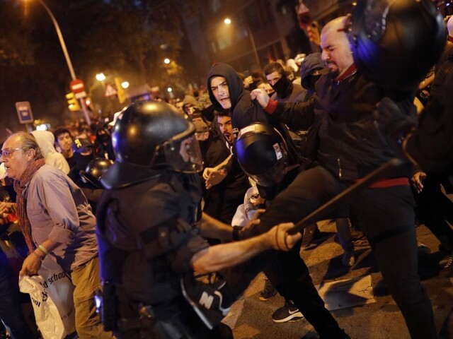 Katalánsko ovládol chaos, pokojné protesty prerástli do násilia