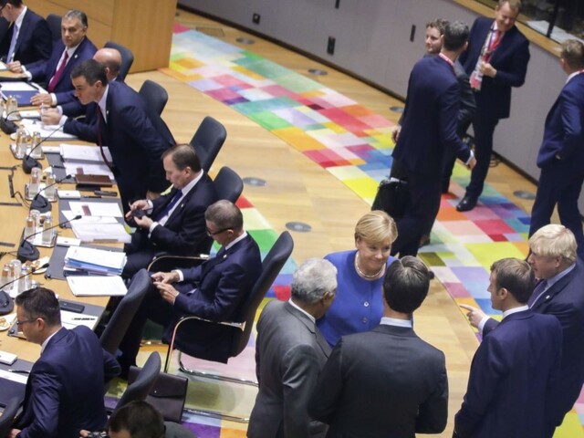 Summit lídrov pokračuje. Po brexitovej dohode je na rade klíma