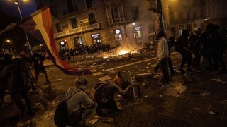 Katalánske protesty sprevádza násilie, demonštrovali státisíce