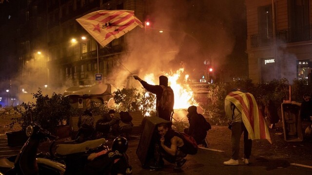 Protesty sa vyostrujú, vzduchom lietali dlažobné kocky aj zápalné fľaše
