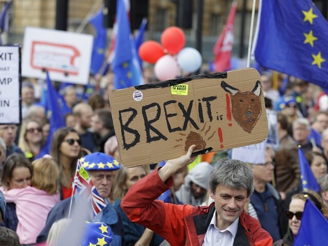 Britskí poslanci schválili nečakaný dodatok, zrejme posunie brexit