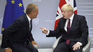 Johnson v parlamente neuspel, zákon mu káže požiadať o odklad