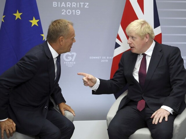 Johnson v parlamente neuspel, zákon mu káže požiadať o odklad