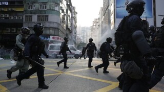 V Hongkongu boli ľudia opäť v uliciach, polícia zasiahla vodnými delami