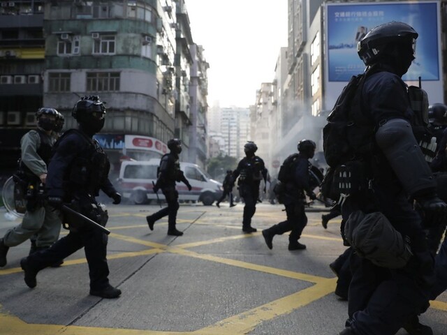 V Hongkongu boli ľudia opäť v uliciach, polícia zasiahla vodnými delami