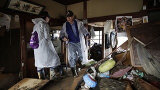 Japonci po tajfúne spojili svoje sily, v oblasti vznikajú skládky vecí