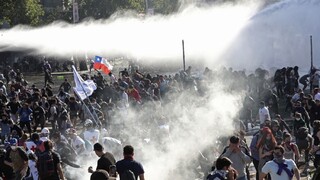 Protesty v Čile sú najhoršie za posledné tri desaťročia, hlásia obete