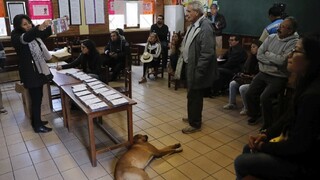 V Bolívii prerušili sčítanie hlasov, podľa výsledkov víťazí Morales
