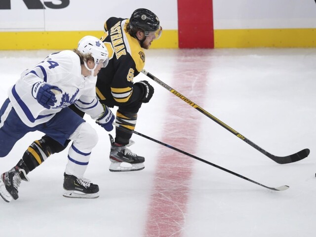 NHL: Hráči Bostonu zdolali Toronto, Chára blokoval strely