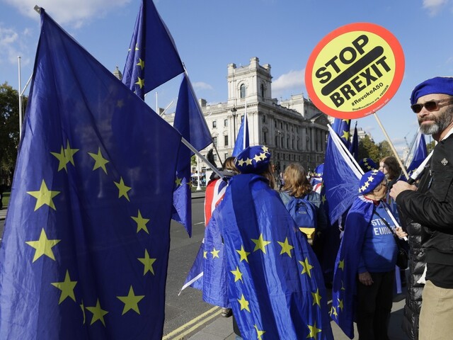 Analytik M. Reguli o zamietnutí prerokovania dohody o brexite
