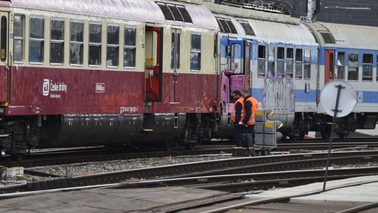 Vlak prešiel priamo nad ním a prežil. Opitého muža ani nezobudil