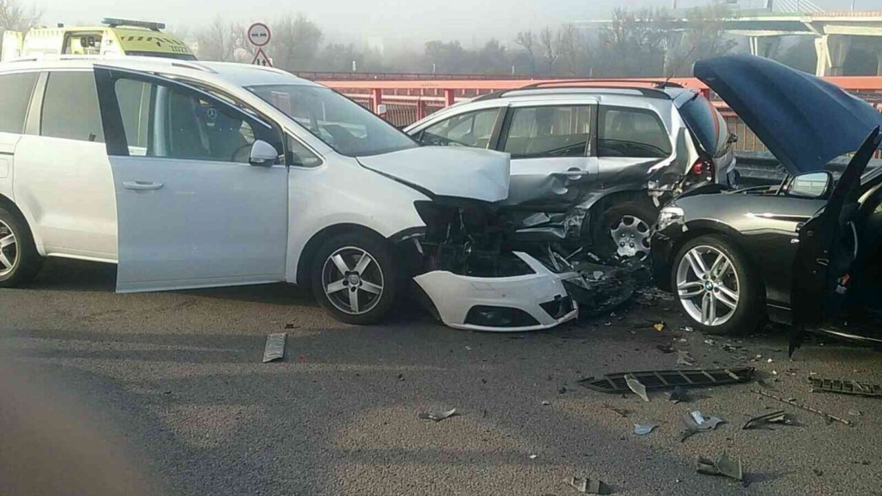 Dopravu na považskom úseku D1 paralyzovala nehoda troch vozidiel