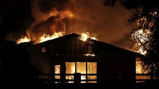 Plamene sa k blížia k domom. Kalifornia evakuuje desaťtisíce ľudí