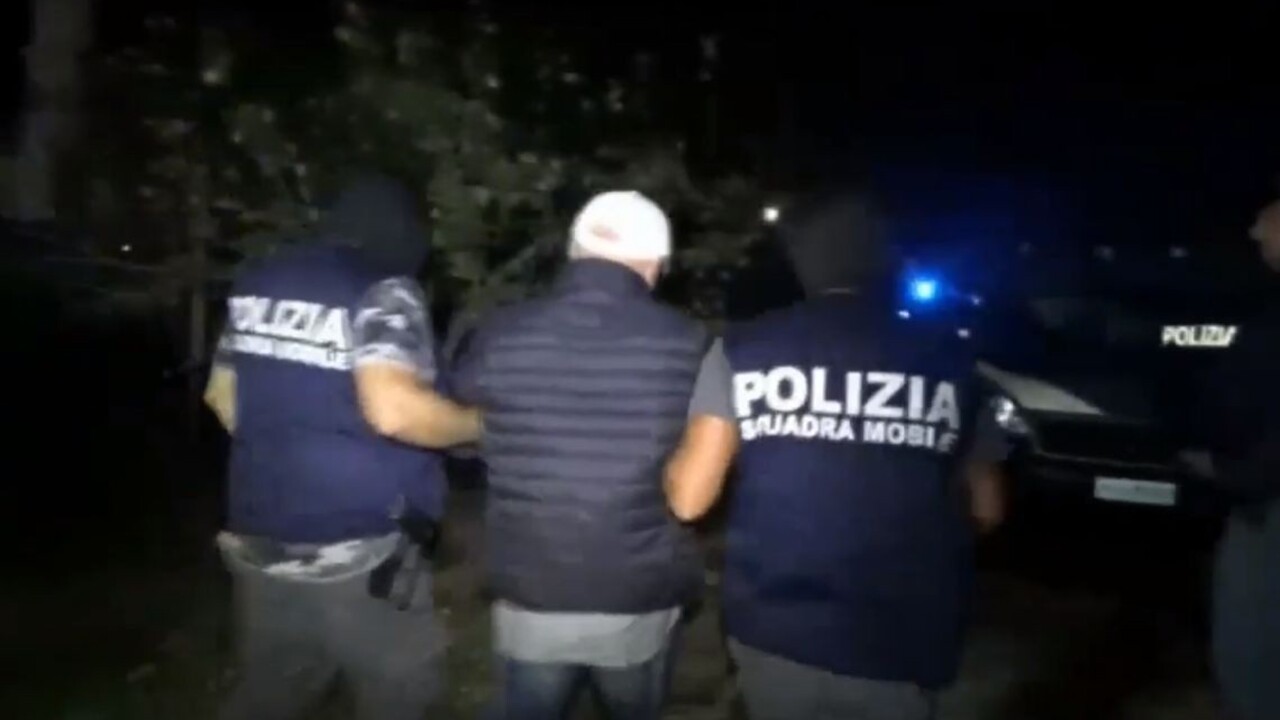 Mafiáni nechali robiť z toxického materiálu topánky a predávali ich