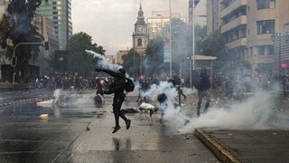 Do ulíc vyšli masy ľudí, parlament v Čile museli evakuovať