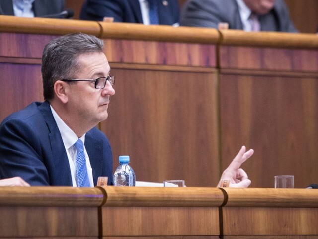 Môže im to preferenčne uškodiť, myslí si o kauze Glváča politológ