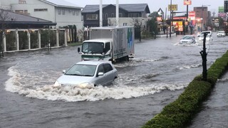 Japonsko sužujú záplavy, záchranári stále pátrajú po nezvestných