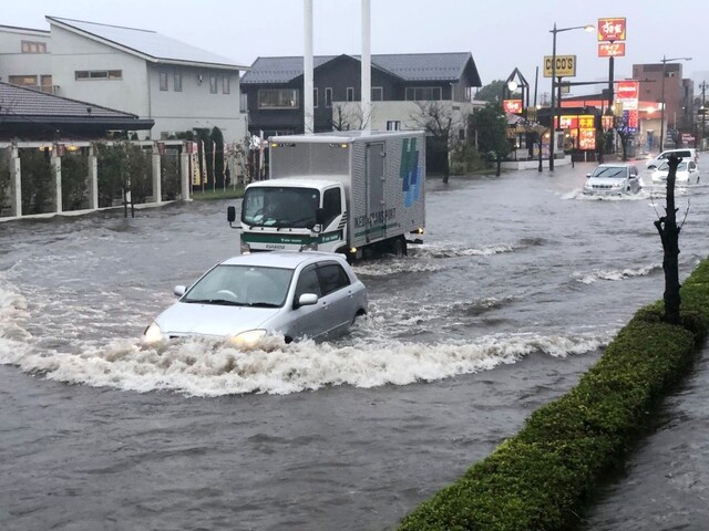 Japonsko sužujú záplavy, záchranári stále pátrajú po nezvestných