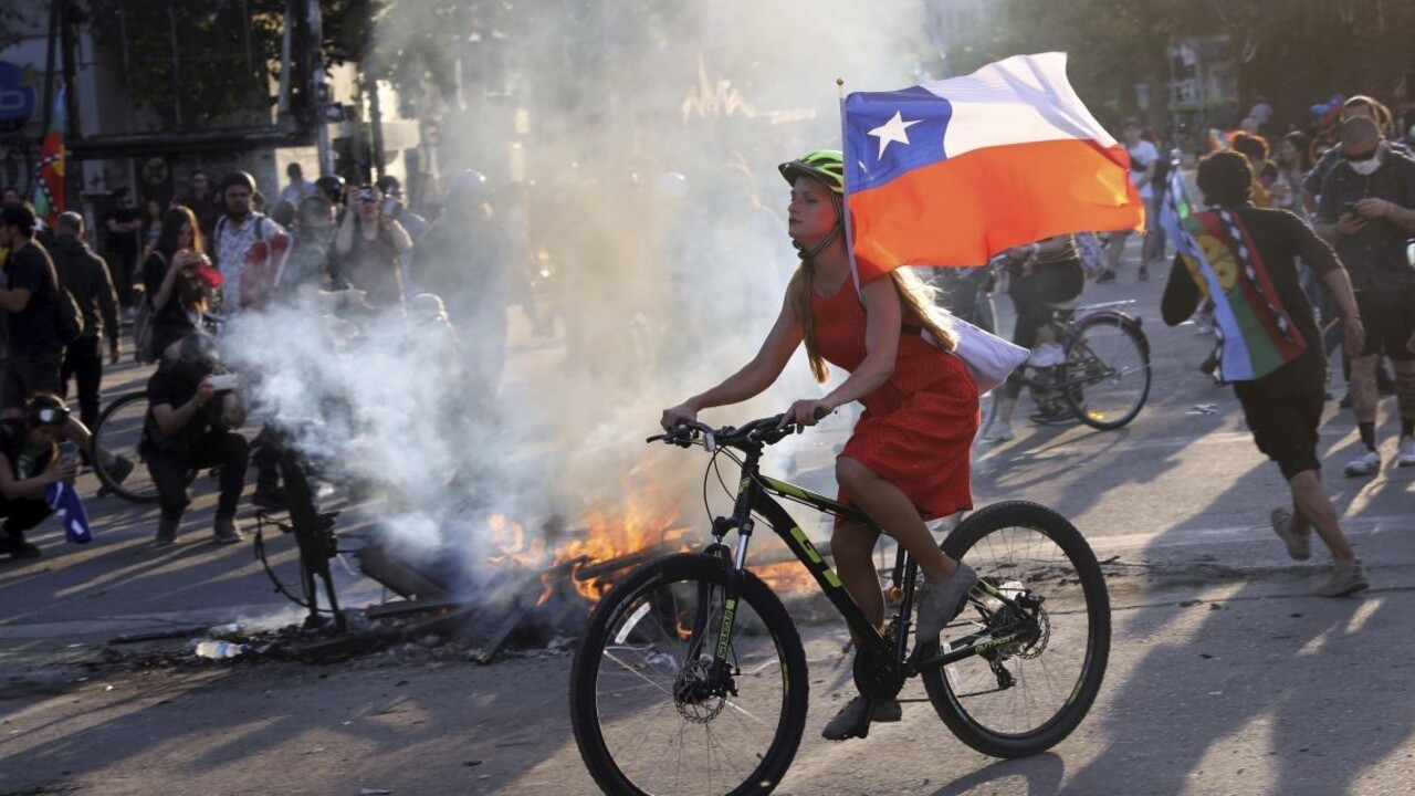 Prezident Čile rozpustil vládu, nová má vyjsť v ústrety občanom