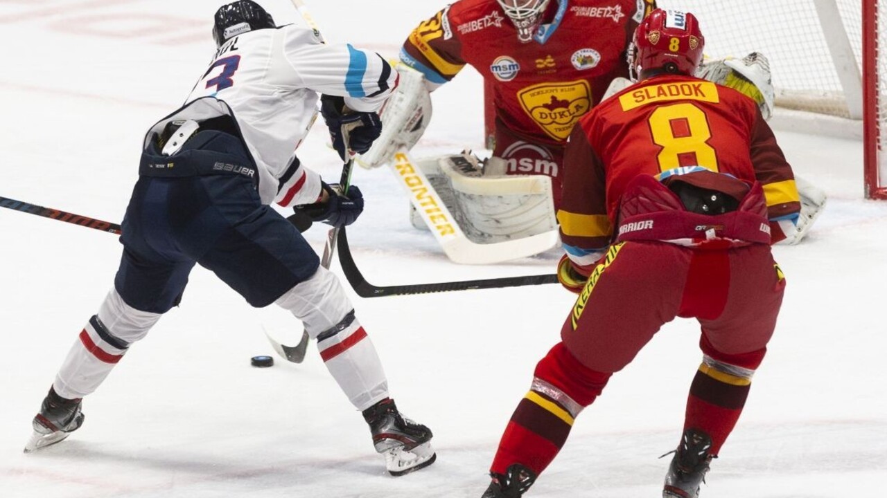 Slovan zaknihoval tretí triumf v rade, Dukle nasúkal päť gólov